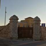 L�edificio si trova ad angolo, nei pressi di Cala Pantano, la �foce� di Lama San Giorgio, l� dove nel 1087 sbarcarono i marinai con le spoglie di San Nicola